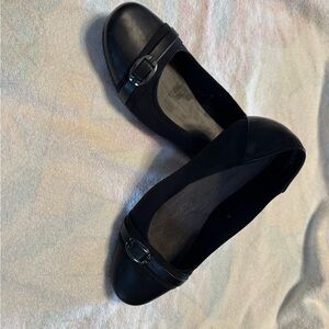 Yuu Black Women's Flats with Buckle Detail